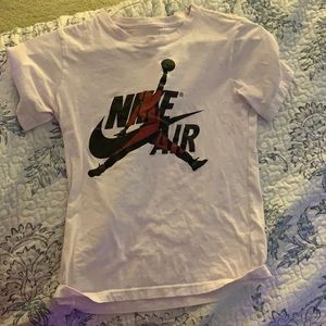 Nice Nike shirt for both men/women